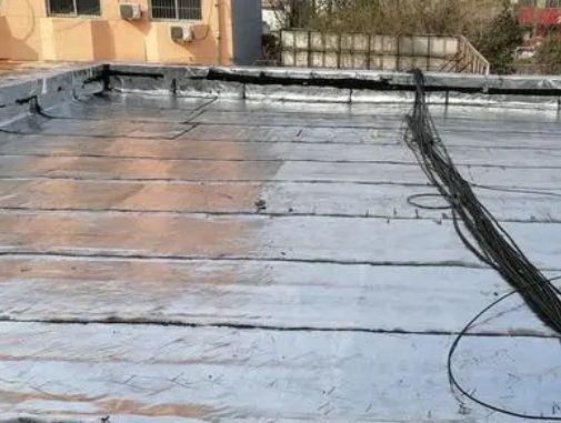 大竹卫生间漏水维修公司分享下大竹屋面楼顶防水刚性防水层施工要点。